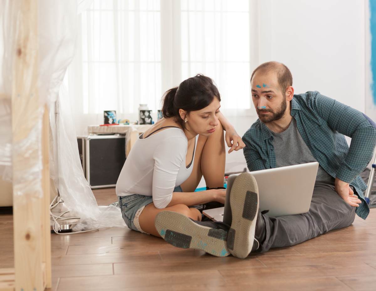 couple on laptop booking post construction cleaning service